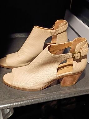 Lucky Brand Tan Beige Peep-Toe Block Heel Sandals